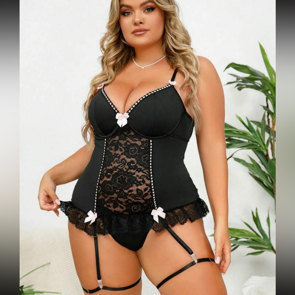 Plus Contrast Lace Bow Front Garter Bustier Set